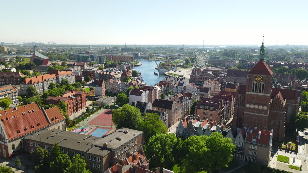 vista aérea del casco antiguo de gdansk - iglesia de sts