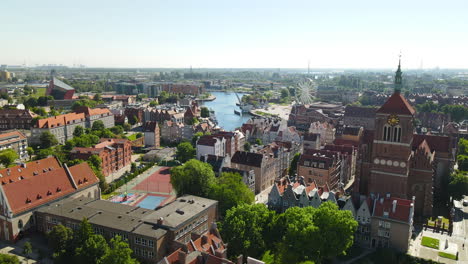 Vista-Aérea-Del-Casco-Antiguo-De-Gdansk---Iglesia-De-Sts