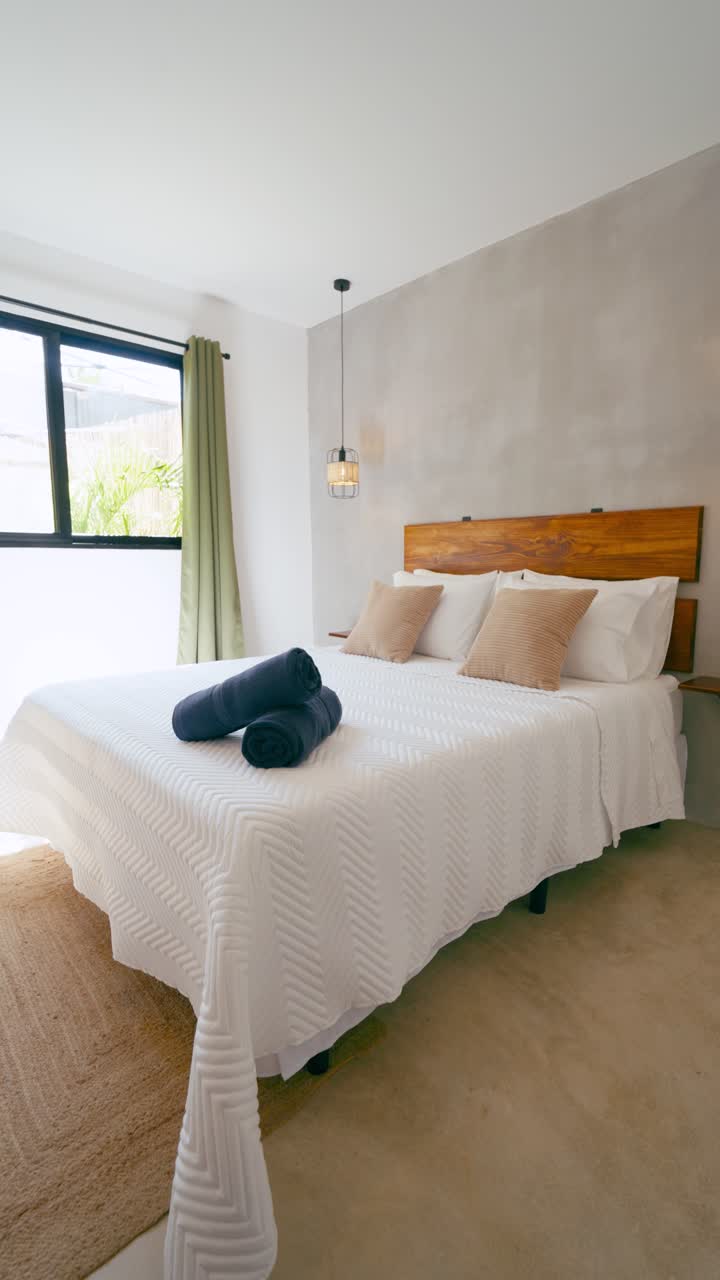 Interior de Quarto Moderno e Luminoso com Cama Branca