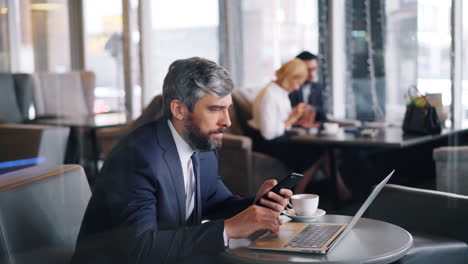 hombre de negocios trabajando en una cafetería