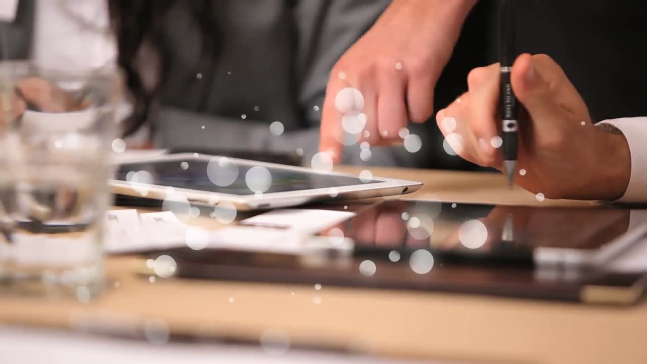 디지털 스크린을 가지고 생각하고 있는 사업가들의 손 부분