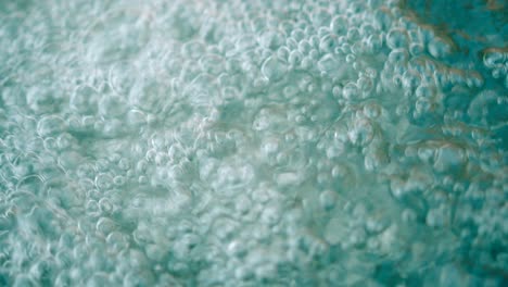 vista de cerca de las burbujas de agua en una superficie de agua dulce que fluye