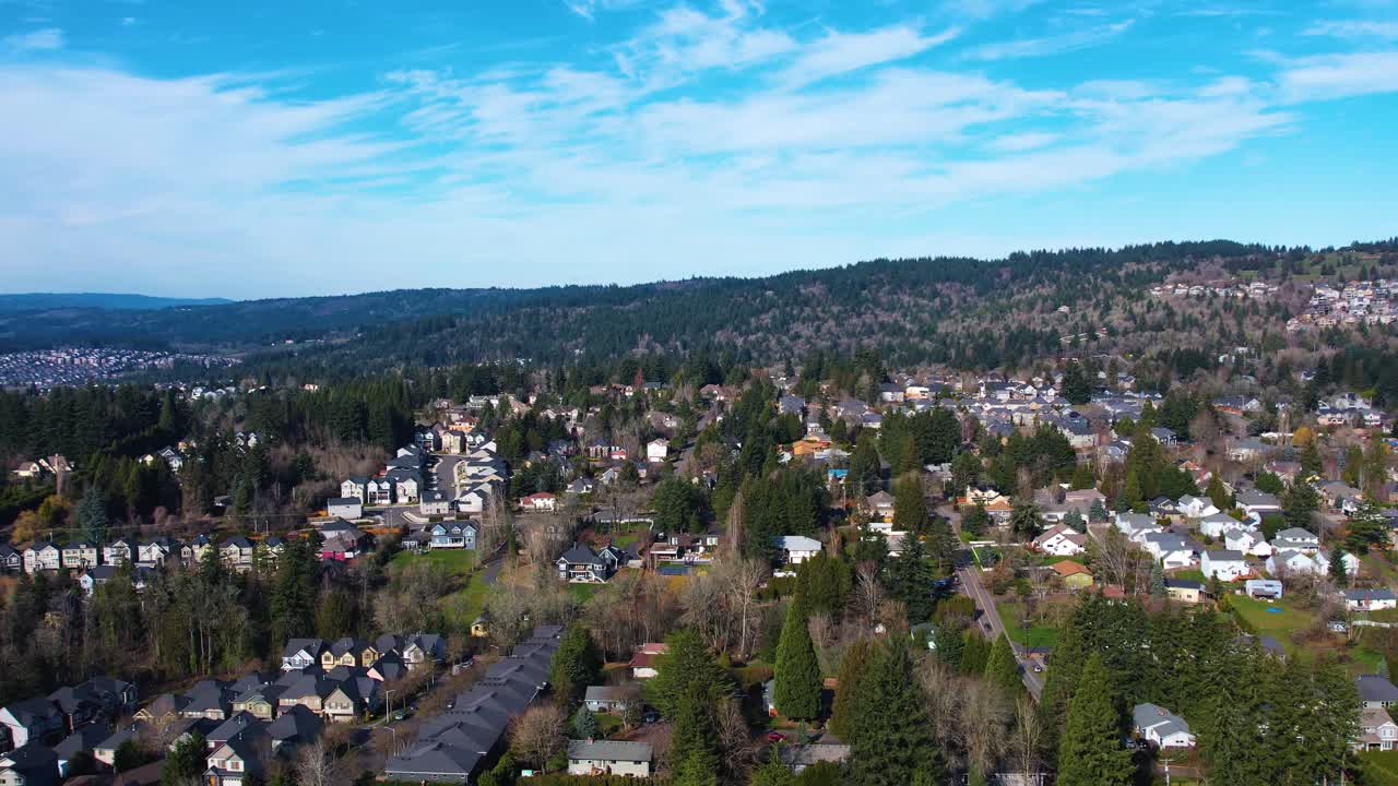 toma aérea de drones de 4k con vista a portland, casas suburbanas de oregon