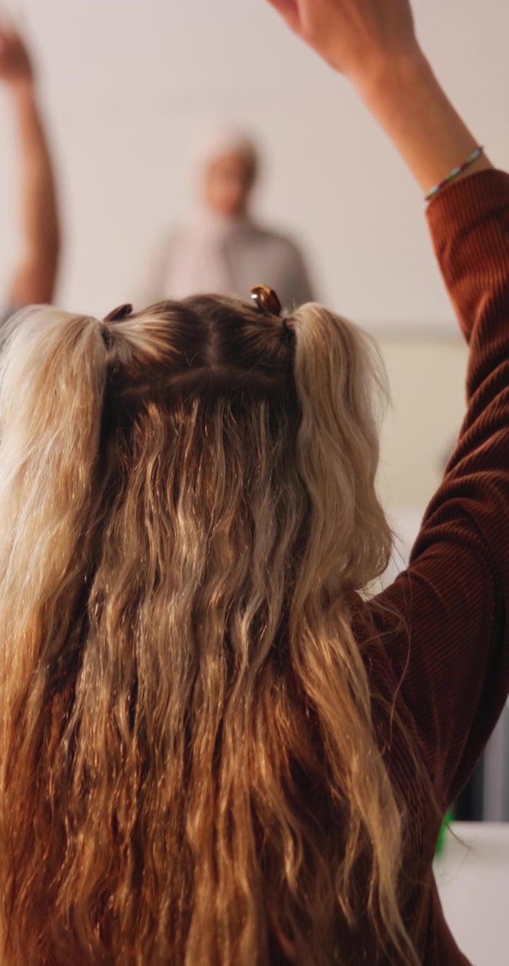 Estudiante levantando la mano en la clase durante la lección