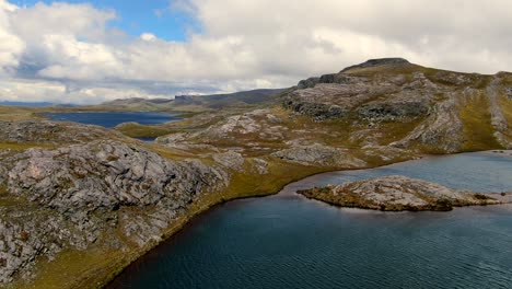 Zerklüftete-Berglandschaft-Mit-Türkisfarbenem-Wasser