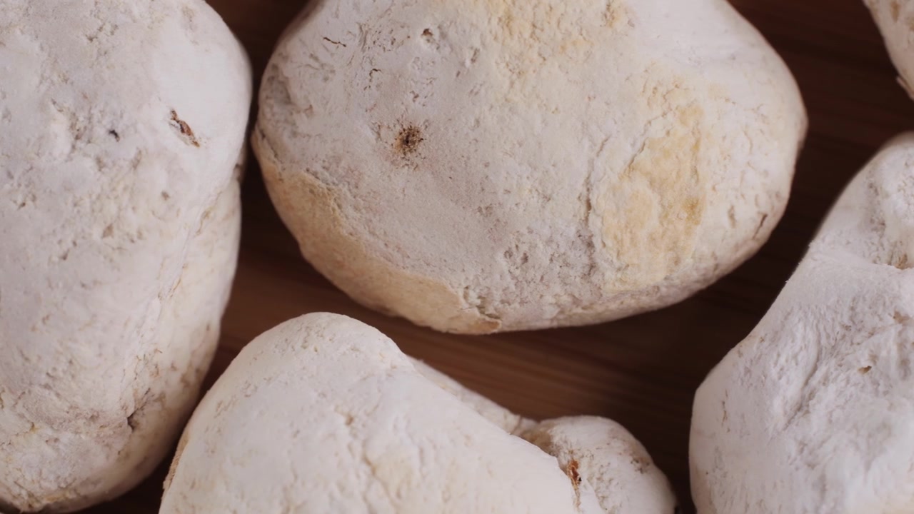 Scatto macro di alimento amidaceo bianco su sfondo di legno