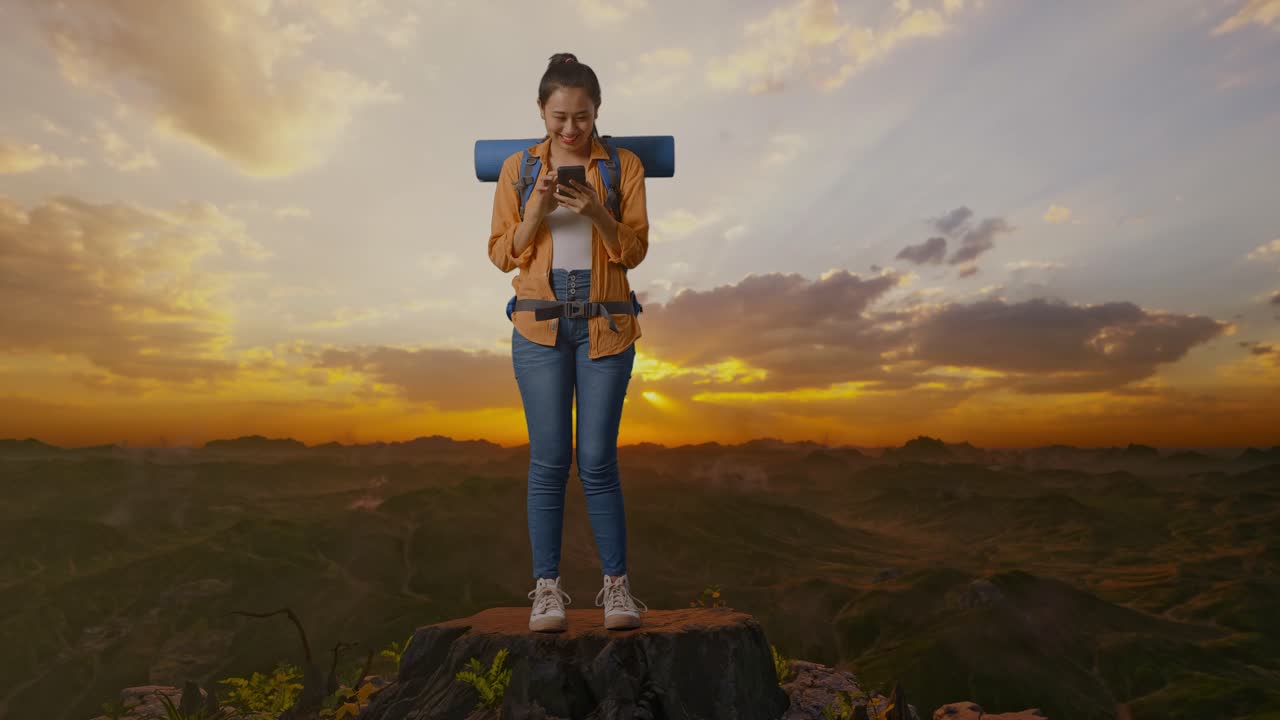 mujer feliz caminando y usando el teléfono al atardecer