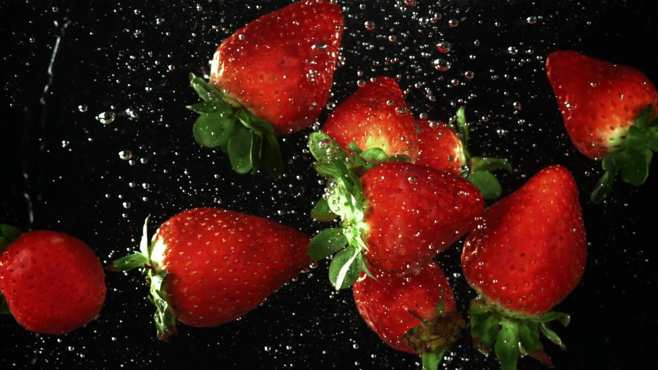 Fragole rosse fresche immerse nell'acqua con bolle