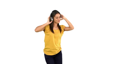 Mujer-Bailando-Con-Auriculares-Sobre-Fondo-Blanco.