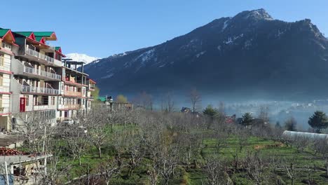 con niebla de montaña a bajo nivel desde un ángulo plano