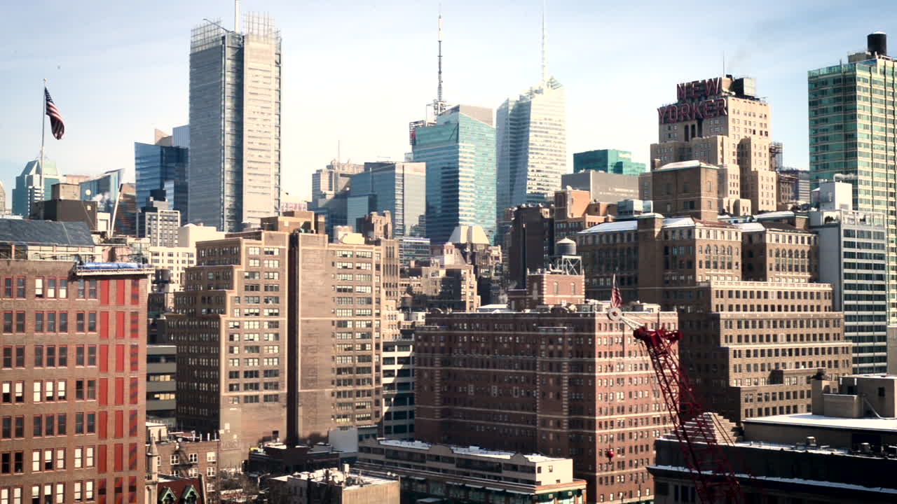 상쾌한 겨울날 도시 옥상에는 눈이 덮이고 증기가 배출됩니다.