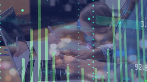 animación del procesamiento de datos financieros sobre una mujer de negocios que usa una computadora portátil