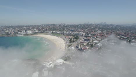 Sydneys-Bondi-Beach-Enthüllte-Sich-Hinter-Einem-Geheimnisvollen-Nebel,-Der-Die-Küste-Der-östlichen-Vororte-Australiens-Bedeckte