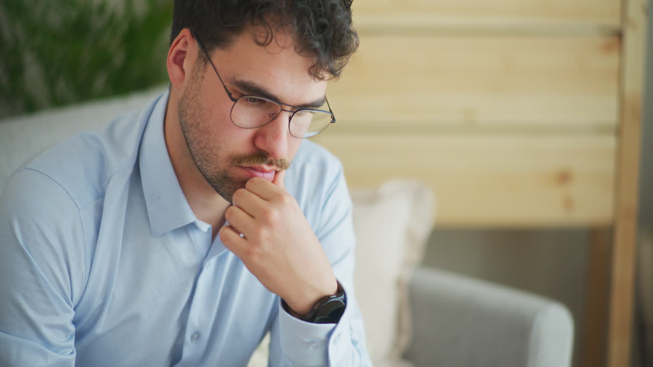 hombre triste reflexiona sobre el desarrollo de la compañía