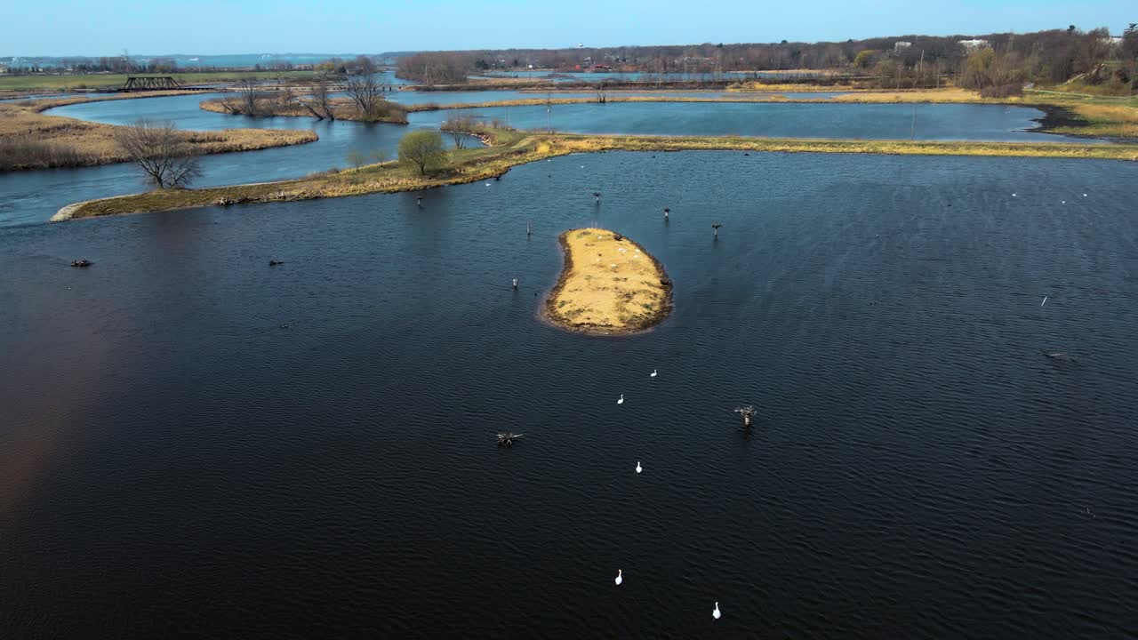 se mueve lentamente hacia el oeste mirando hacia adelante vía sobre el río muskegon