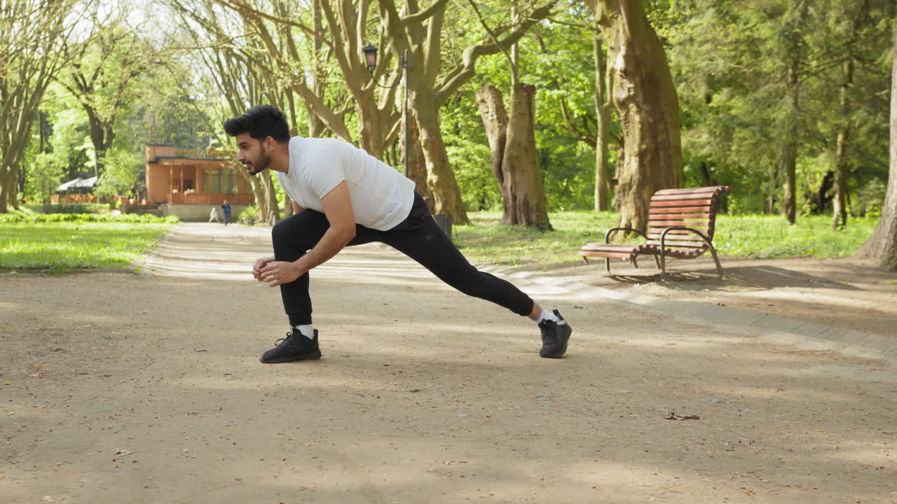 Uomo che fa stretching al parco