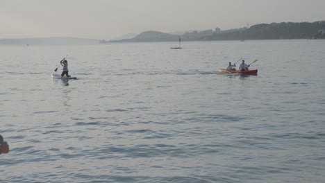 el entrenador saluda a los remeros en el hermoso mar