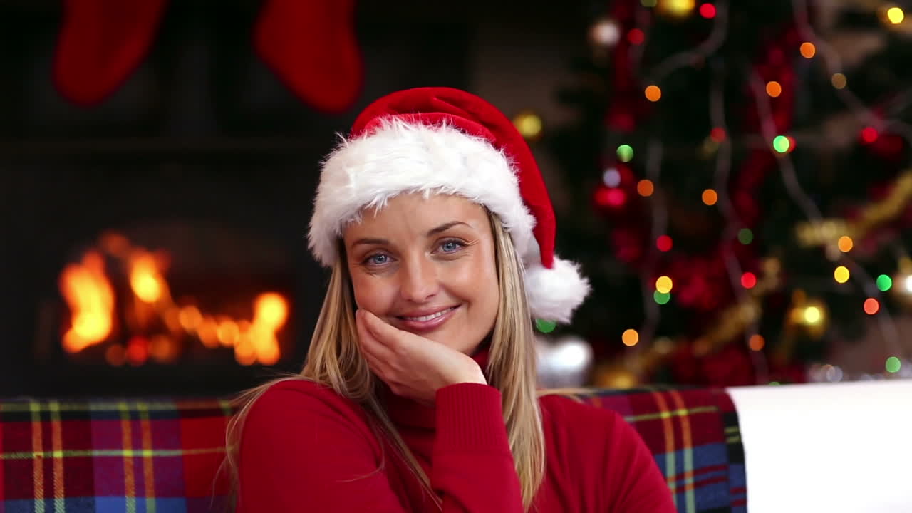 una rubia festiva sonriendo a la cámara