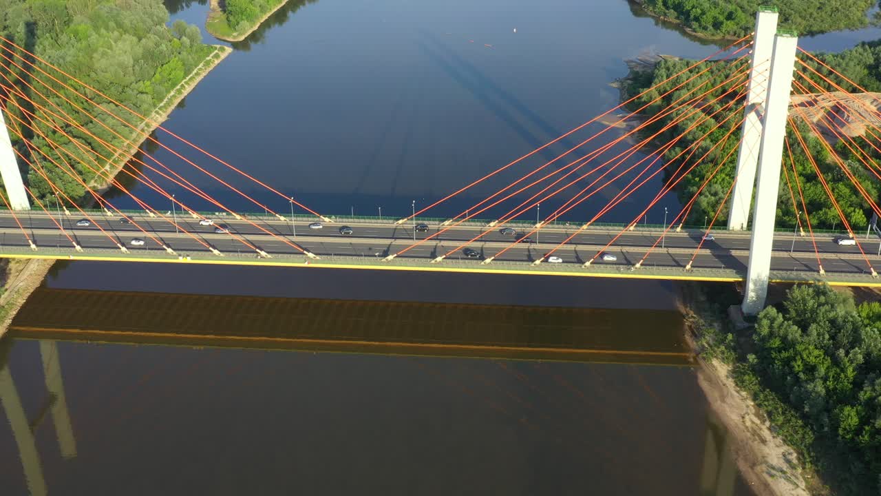 자동차 다리 와 움직이는 열차 에 있는 교통 체증 의 공중 상단 에서 내려다 볼 수 있는 모습