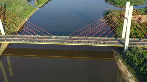 vista aérea de arriba hacia abajo del atasco de tráfico en un puente de automóviles y un tren en movimiento