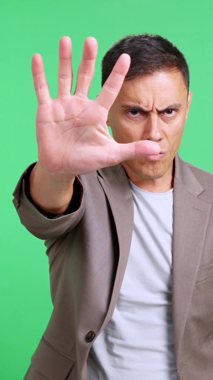 Uomo serio che fa un gesto di stop con la mano