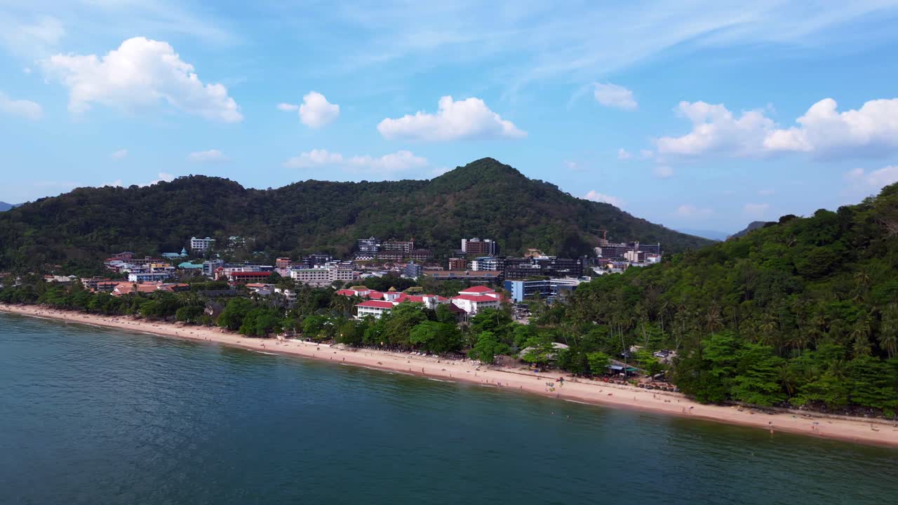 una vista impresionante de la playa de ao nang con aguas turquesas, arena blanca y exuberantes acantilados verdes, un destino turístico popular en krabi, tailandia
