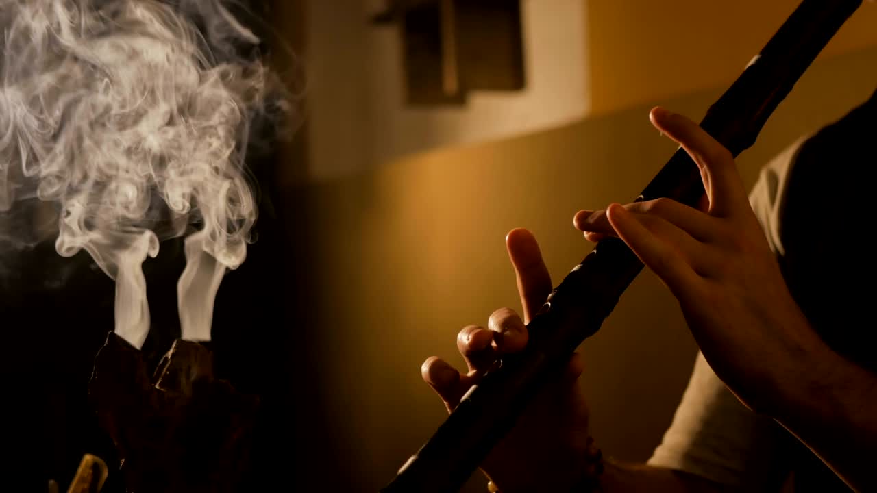 일본의 대나무 플루트를 연주하는 남자 - 샤쿠하치