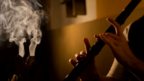 hombre tocando flauta de bambú japonesa - shakuhachi