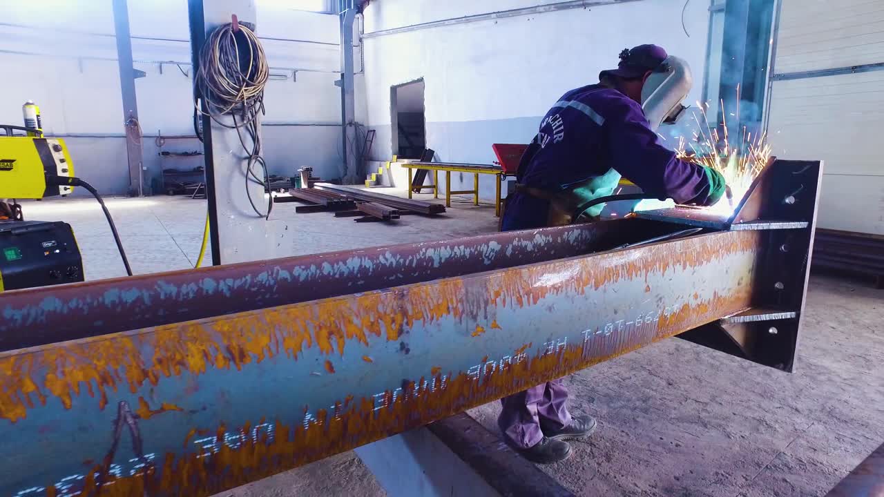 Svetsning av metallramen i fabriken