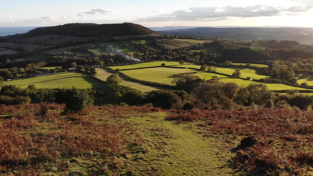 antena sobre brezales cerca de sidmouth devon durante la puesta de sol de la tarde