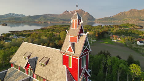 스네스 교회 (norway) 에서 해가 지는 동안의 영화 비행