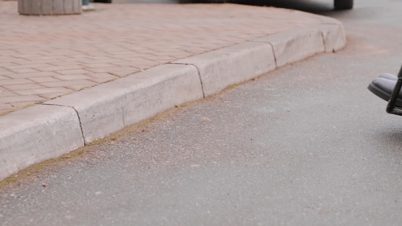 장애인이 체어를 타고 거리를 이동하면 국경이 체어의 이동을 막습니다.