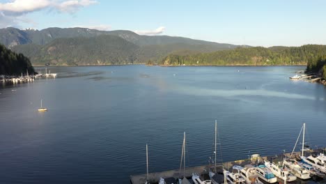 The-beautiful-deep-cove-marina-in-North-Vancouver,-Canada