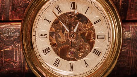 libros viejos y relojes de bolsillo antiguos