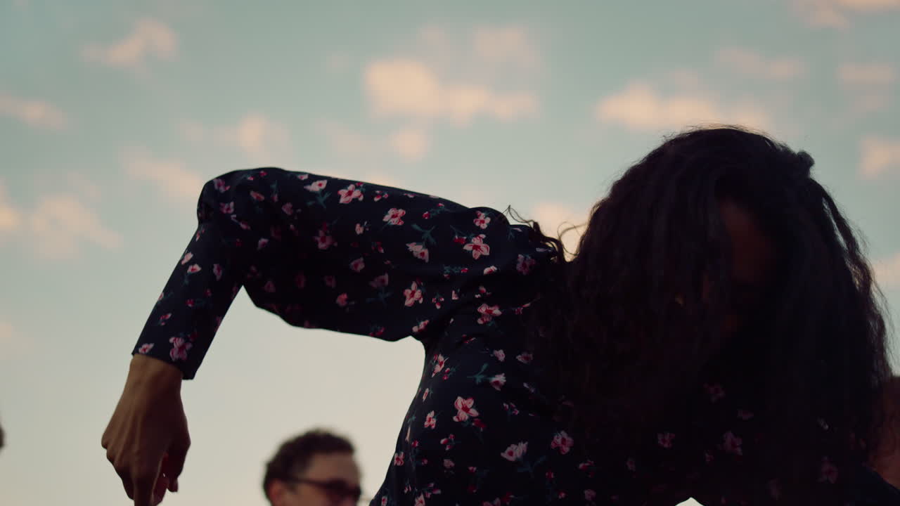 una chica africana bailando hip hop en una fiesta. una mujer feliz bailando en una fiesta.