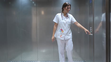 Doctora-Usando-Ascensor-En-El-Hospital