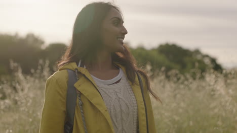 Hermosa-Joven-India-Excursionista-Turista-Sonriendo-Disfrutando-Independiente-Al-Aire-Libre-Viajes-Aventura-Mujer-Explorando-Libertad-Campo-Naturaleza