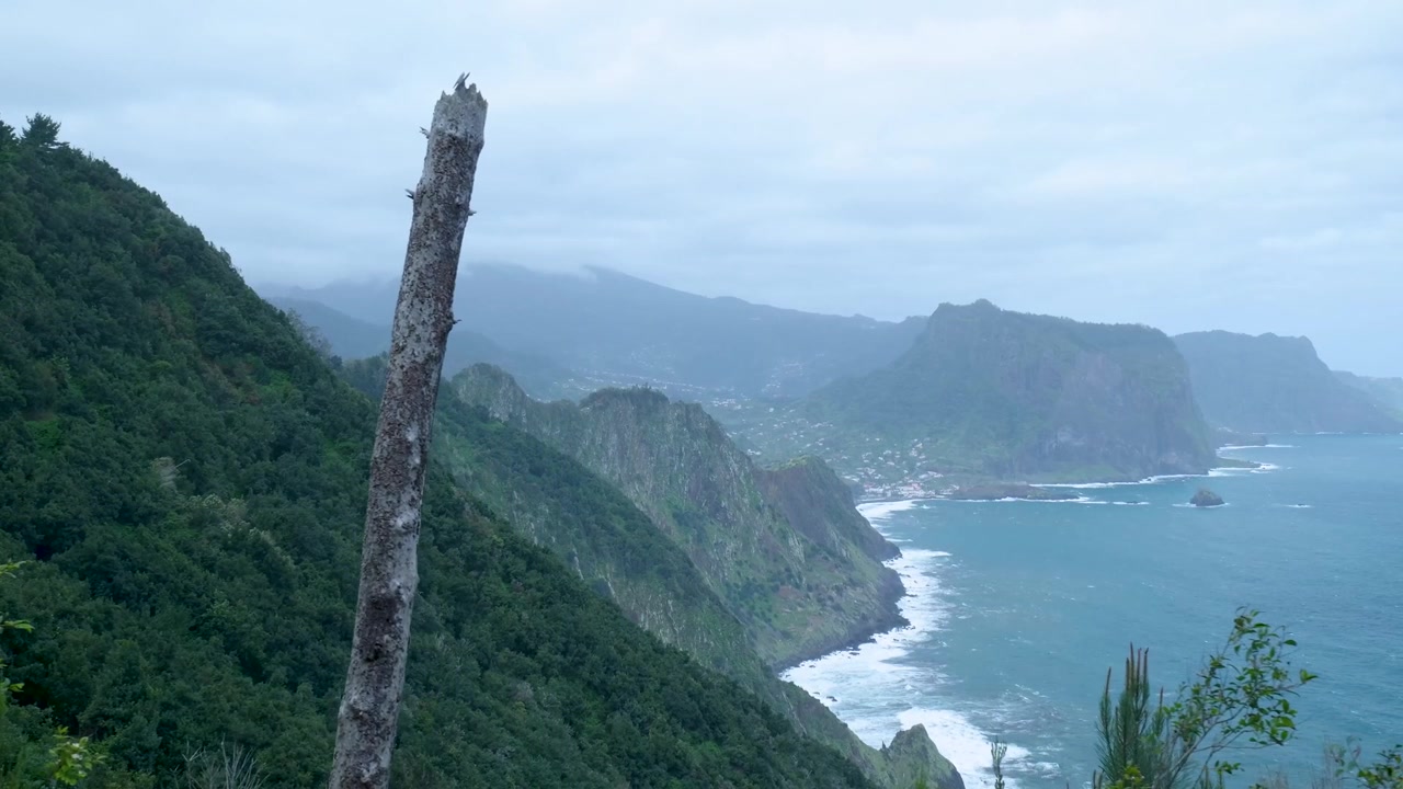 Quang cảnh bờ biển đẹp của núi xanh tươi và đại dương ở Madeira