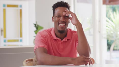 Retrato-De-Un-Hombre-Afroamericano-Feliz-Teniendo-Videollamada