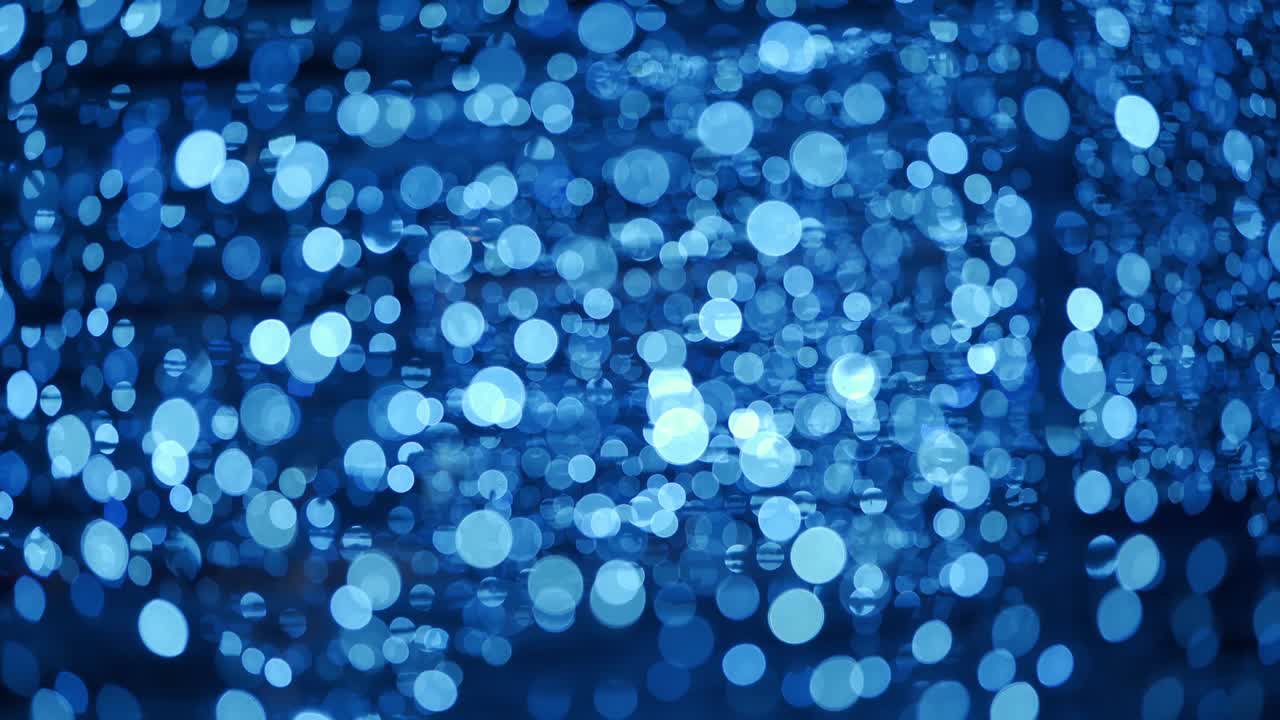 추상적인 배경은 크리스마스 보케 공을 가지고 있습니다. 새해 휴일 배경은 전구 장미의 반이는 불빛과 함께. 밤에는 밝은 겨울 파티 불빛의 실제 렌즈 흐릿함.