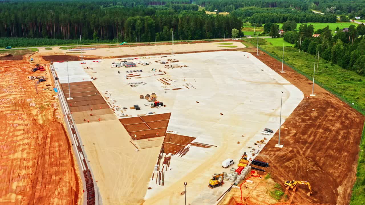 Sviluppo di un grande complesso commerciale vicino a un'autostrada, con macchine movimento terra in funzione