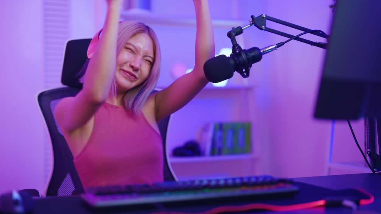 흥분된 게이머 소녀 스트리밍과 노래