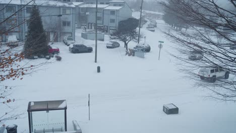 Weißer-Jeep,-Der-Während-Des-Schneesturms-Im-Winter-Fährt