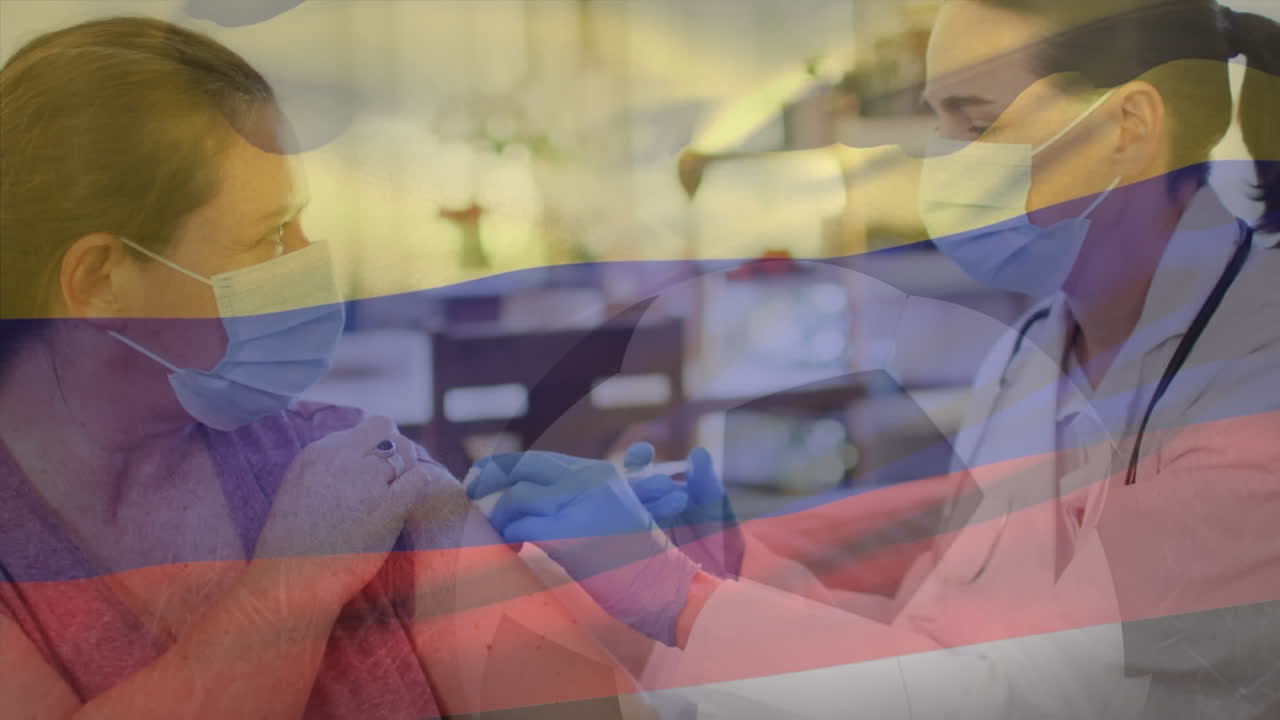 animación de la bandera rusa sobre una paciente caucásica y un médico con máscara dando la vacunación