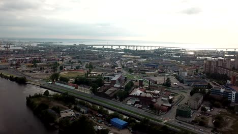 vista de avión no tripulado de la parte industrial de san petersburgo, la isla de kanonersky con diámetro de alta velocidad occidental y el golfo de finlandia en el horizonte
