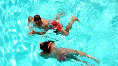 Pareja-Divirtiéndose-Juntos-En-La-Piscina