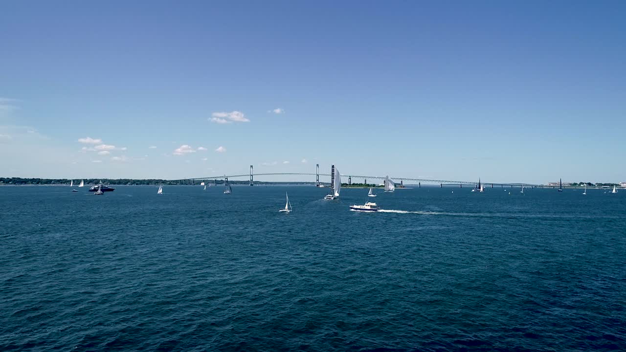 후지산에 들어오고 나가는 요트