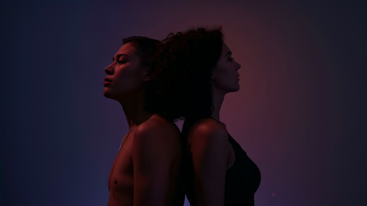 Stående duo, der står ryg mod ryg i studiet, da optagelsen starter, sort ærmeløs top, farvede lys