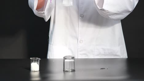 una persona demuestra una reacción química usando hielo, sal y cuerda en un entorno de laboratorio