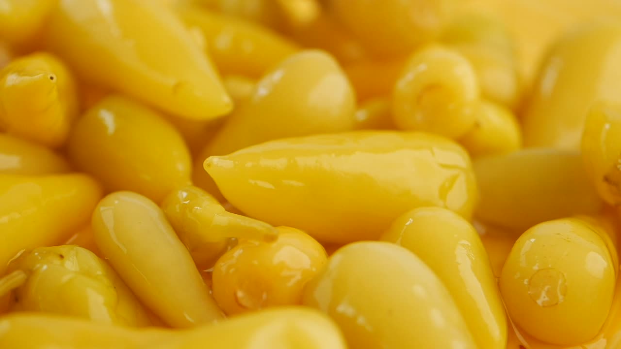 소금 된 노란 고추의 클로즈업